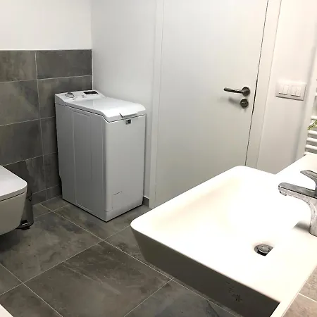 Luxury W/ River View + Private Parking