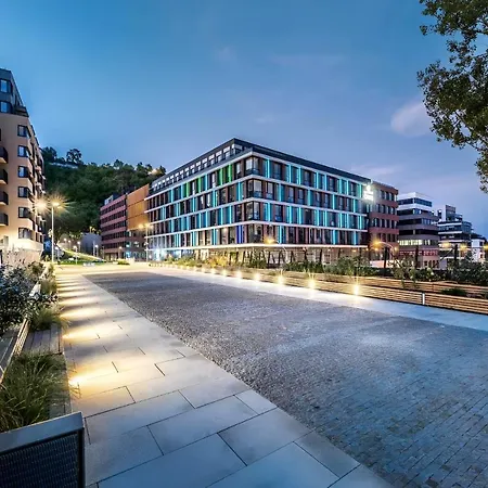 Luxury W/ River View + Private Parking