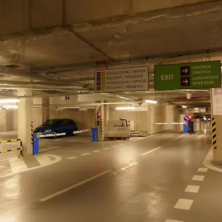 Luxury W/ River View + Private Parking Apartamento